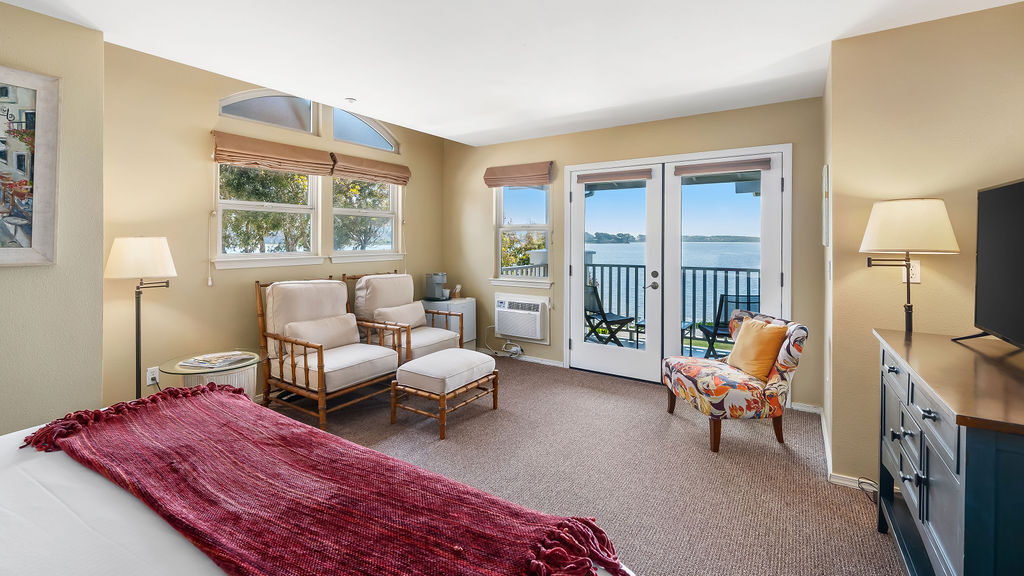 BackBayInnRoom208_03